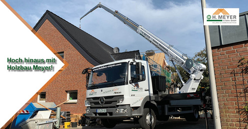 Die speziellen Kranwagen von der Zimmerei H. Meyer & Sohn aus Greven schaffen große und schwere Materialien in die Höhe